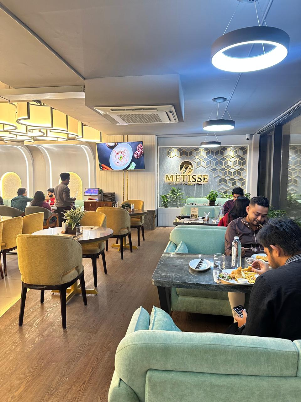 Guests enjoying daytime dining at Métisse